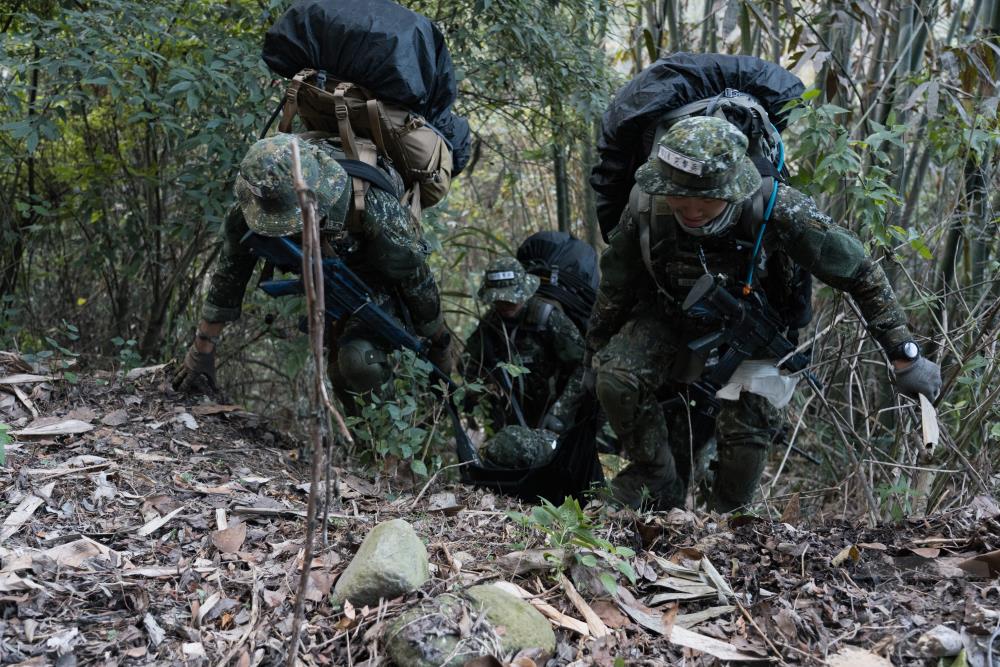 學員進行傷患後送。（軍聞社記者李恬恬攝）
