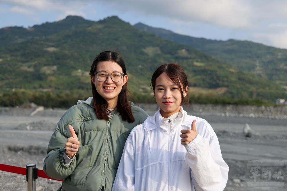 民眾林小姐（左）及王小姐（右），以行動支持國軍。（軍聞社記者吳柏融攝）