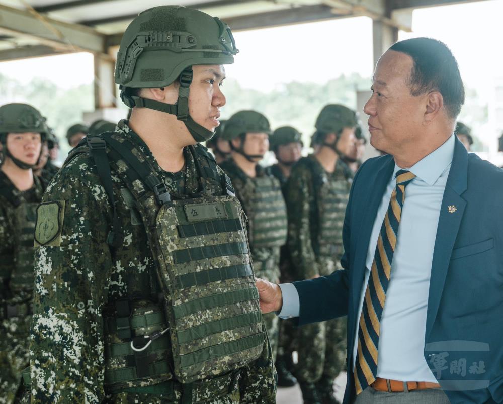 柏副部長關心教召官兵生活與訓練狀況。（軍聞社記者林庭暉攝）