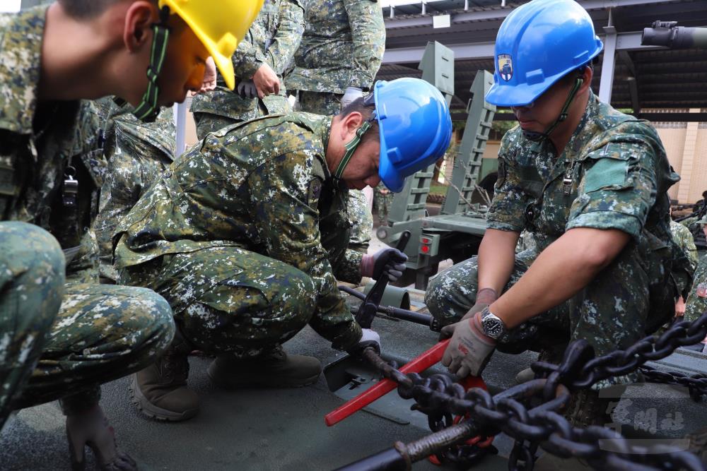 運輸兵群官兵執行戰車上板後繫固作業。（三支部提供）