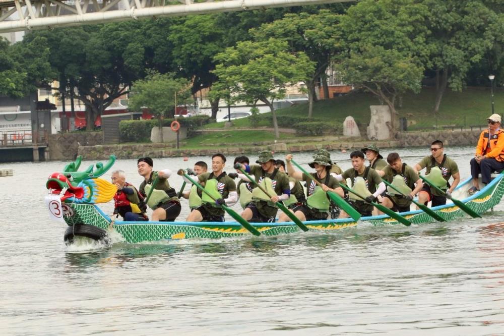陸軍航空第601旅官兵組隊參加「2025年龍潭歸鄉文化節龍舟賽」。(陸軍航空第601旅提供) 陸軍航空第601旅官兵組隊參加「2025年龍潭歸鄉文化節龍舟賽」。(陸軍航空第601旅提供)