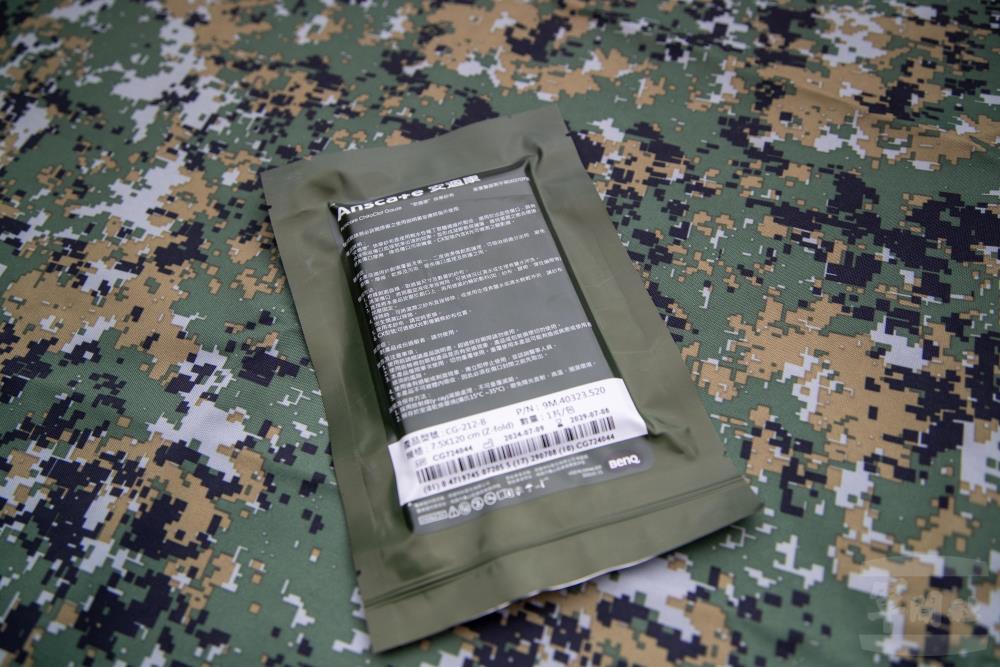 填塞式止血敷料，內有特殊塗層可加速血液凝結，達到止血效果。（軍聞社記者王進福攝）