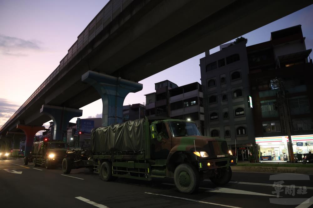 陸軍聯兵第333旅戰備部隊24日凌晨機動前往戰術位置實施戰備任務接替。（軍聞社記者林澤廷攝）