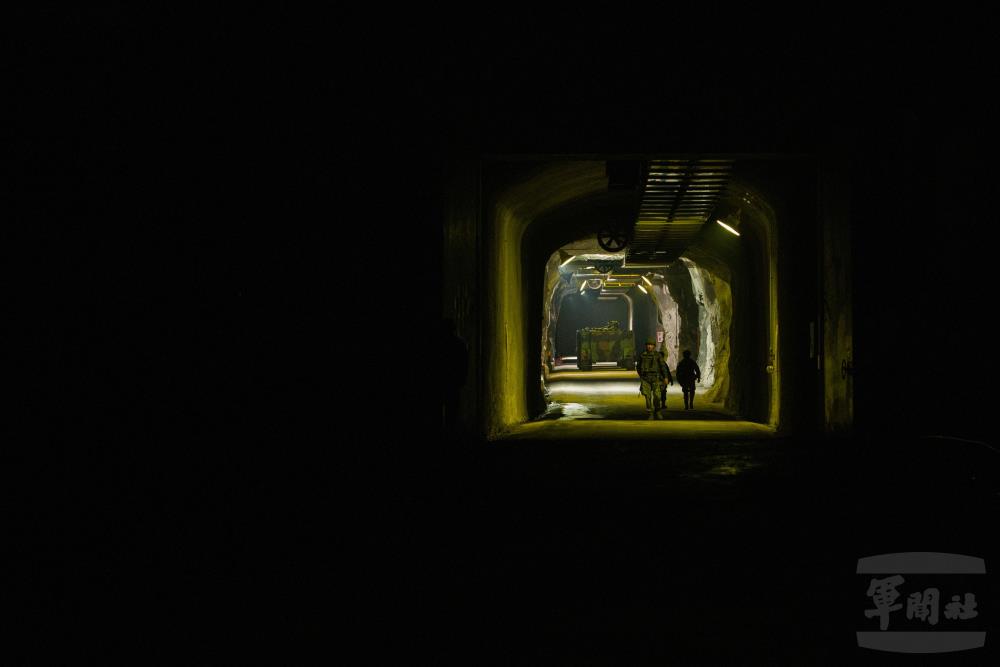 東引地區指揮部官兵執行忠義操演，於坑道待命。（軍聞社記者呂尚俞攝）