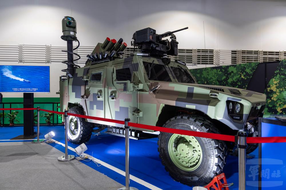 電動無人自駕偵打戰術輪車。（軍聞社記者蔡枋澐攝）