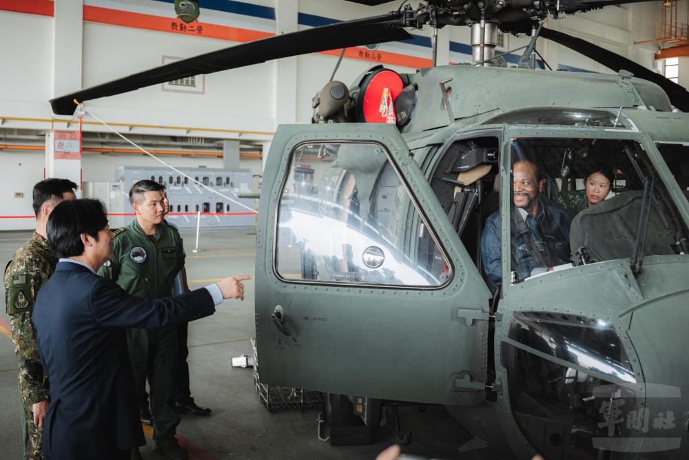 國王恩史瓦帝三世親自登上UH-60M黑鷹直升機座艙。（軍聞社記者劉哲宇攝）