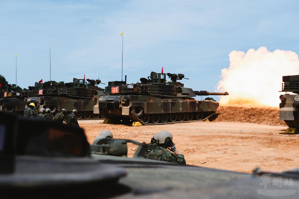 國軍為國人日常中隨時可感、隨處可見的堅實力量；圖為M1A2T戰車實彈射擊。（軍聞社資料照片）
