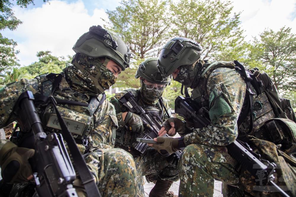 偵蒐排接獲上級命令,利用TAK手機任務說明。(軍聞社記者王進福攝) 偵蒐排接獲上級命令,利用TAK手機任務說明。(軍聞社記者王進福攝)