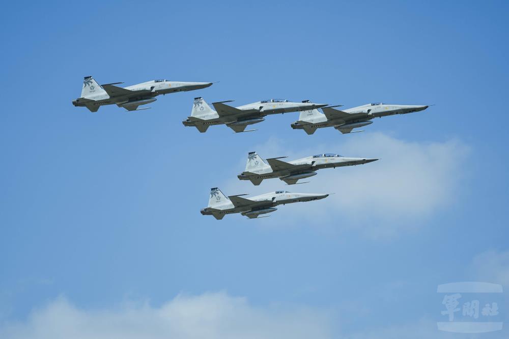 RF-5E型機除役典禮　編隊飛行完成最後任務