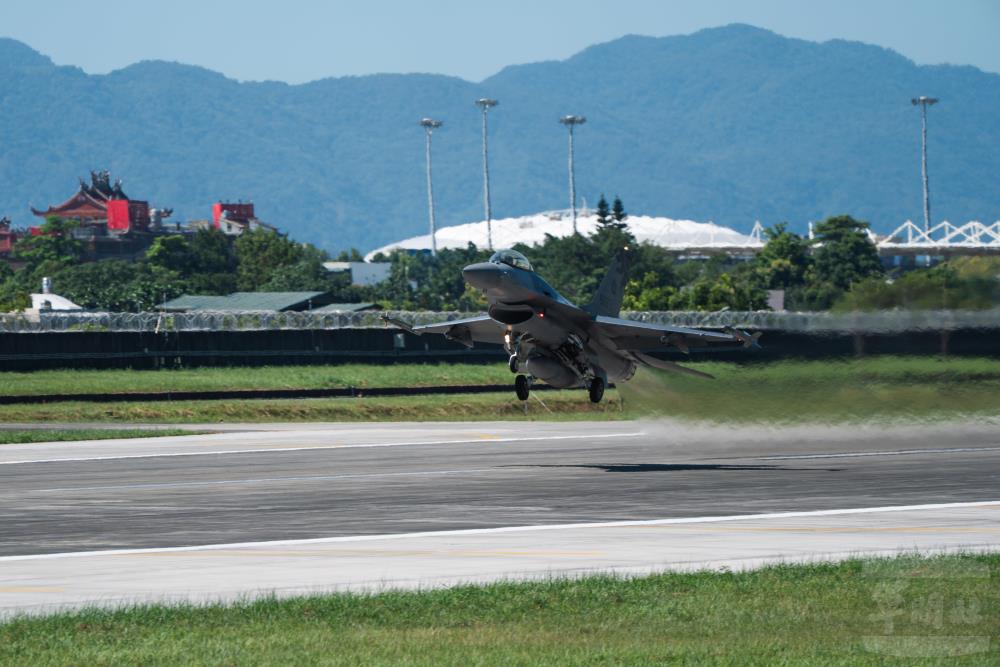F-16戰機轉場，進行戰力防護與保存。（軍聞社記者李恬恬攝）