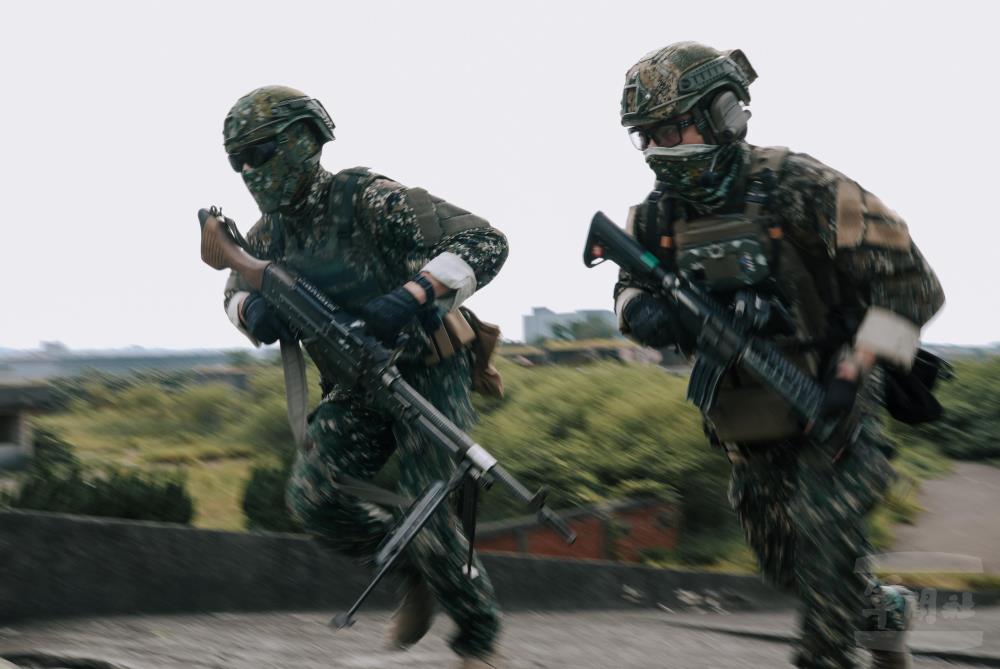 火力支援組官兵接獲命令後，迅速佔領目標區附近制高處。（軍聞社記者陳傳奇攝）