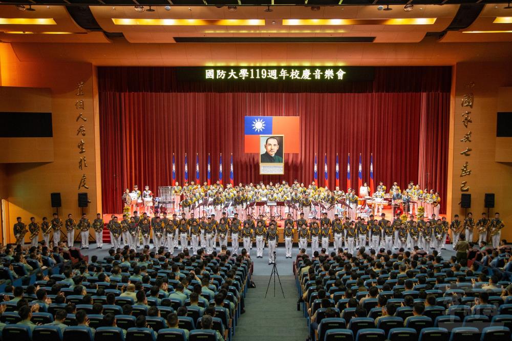 國防大學理工學院、管理學院及政戰學院軍樂隊聯合演奏多首知名樂曲。（軍聞社記者王進福攝）