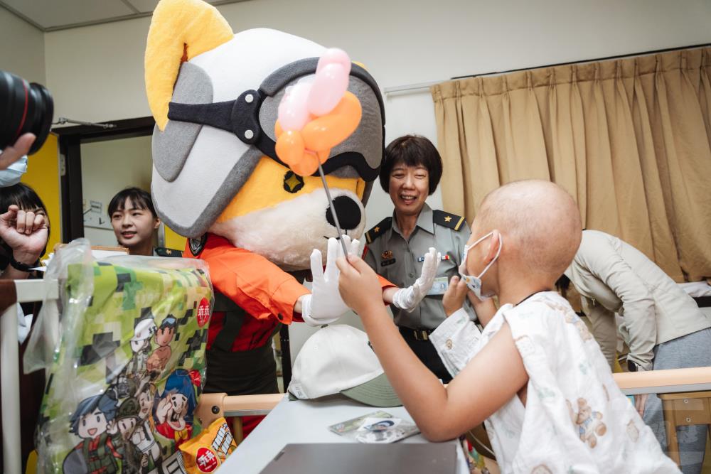 朱處長率領官兵至病房探視病童，致贈禮品傳遞祝福與溫暖。（軍聞社記者陳彥樺攝）