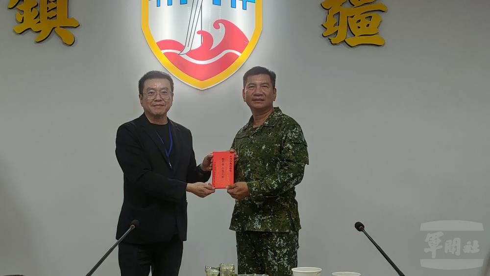 臺北市進出口商業同業公會常務理事范偉洸向官兵表達誠摯慰問與感謝。（軍人之友社提供）