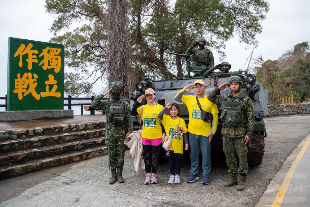 馬拉松賽道陳展的國軍裝備吸引民眾駐足合影。（軍聞社記者王進福攝）