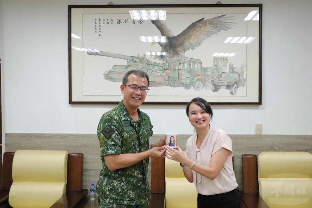 林指揮官致贈紀念品。（陸軍第六軍團提供）