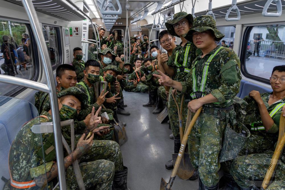 蔡上士作品「After the Flood, We Carry On」系列七。（軍聞社記者蔡枋澐攝）