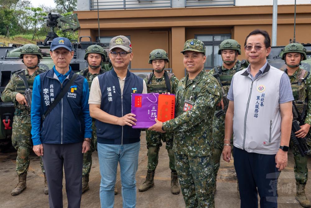 張副市長代表市府致贈烈嶼守備大隊機步連端節慰問金暨禮品。（軍聞社記者侯凱議攝）