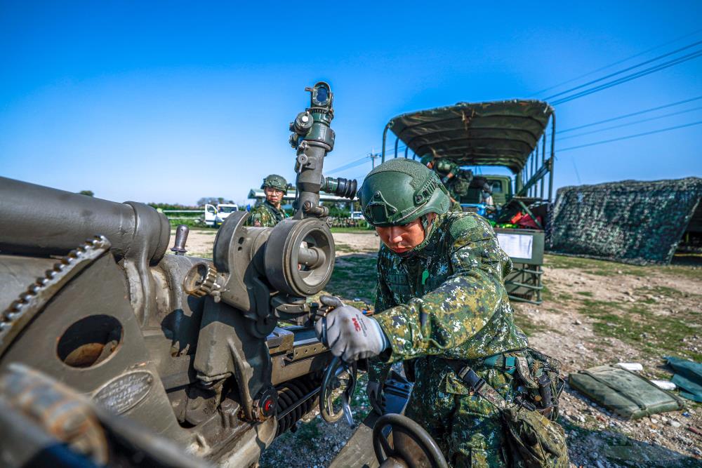 官兵依基準參數修正射擊諸元。（青年日報提供）