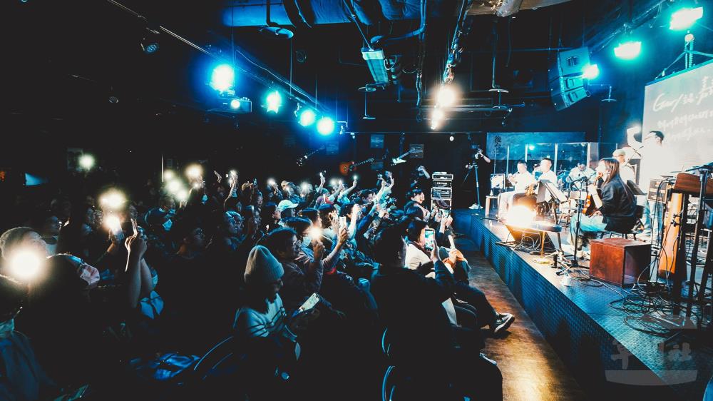 樂團成員與臺下觀眾熱烈互動。（軍聞社記者文仁攝）