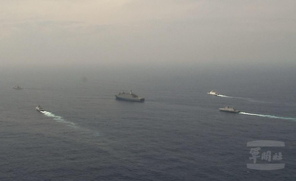 海軍水面作戰支隊與海巡艦艇協同執行海上安全戒護，確保航道安全。（海軍司令部提供）