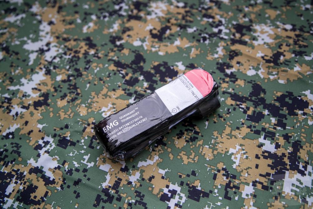 止血帶主要結構有塑鋼板、絞棒、日字環以及C形環及帶端。（軍聞社記者王進福攝）