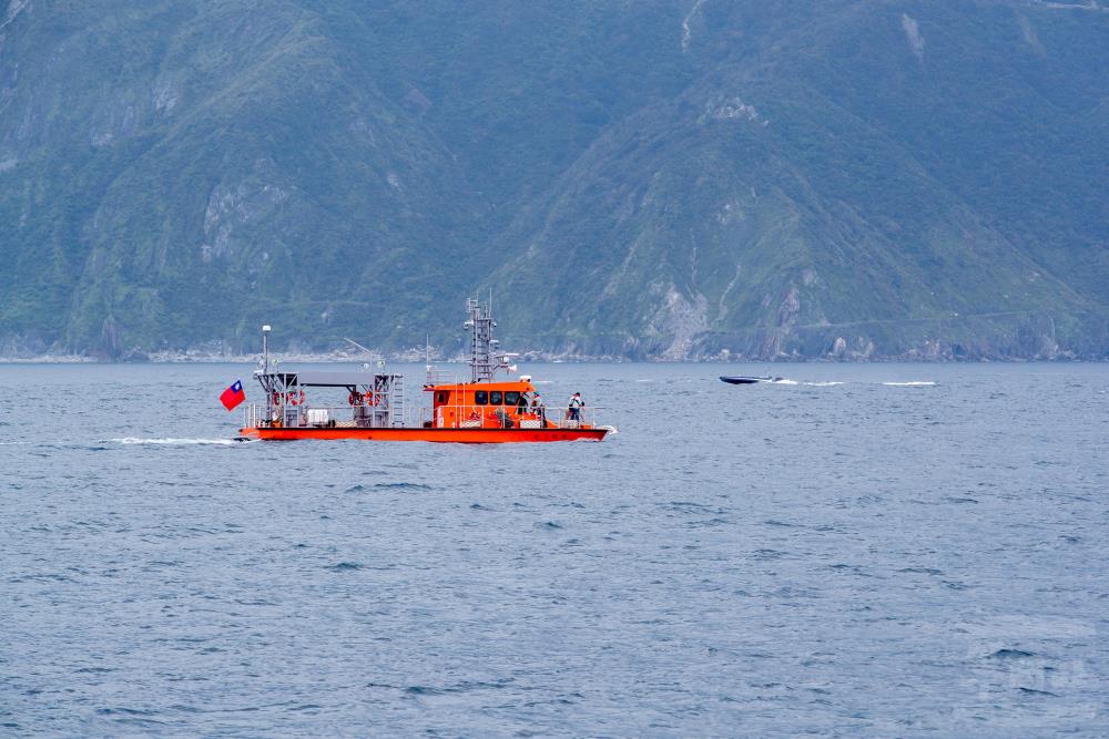 龍德造船公司無人艇「黑潮」（圖右），在海上對目標船進行性能測試。（軍聞社記者蔡枋澐攝）