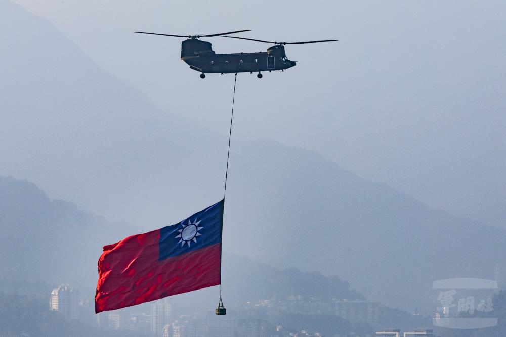 CH-47SD直升機吊掛巨幅國旗。（軍聞社記者吳柏融攝）