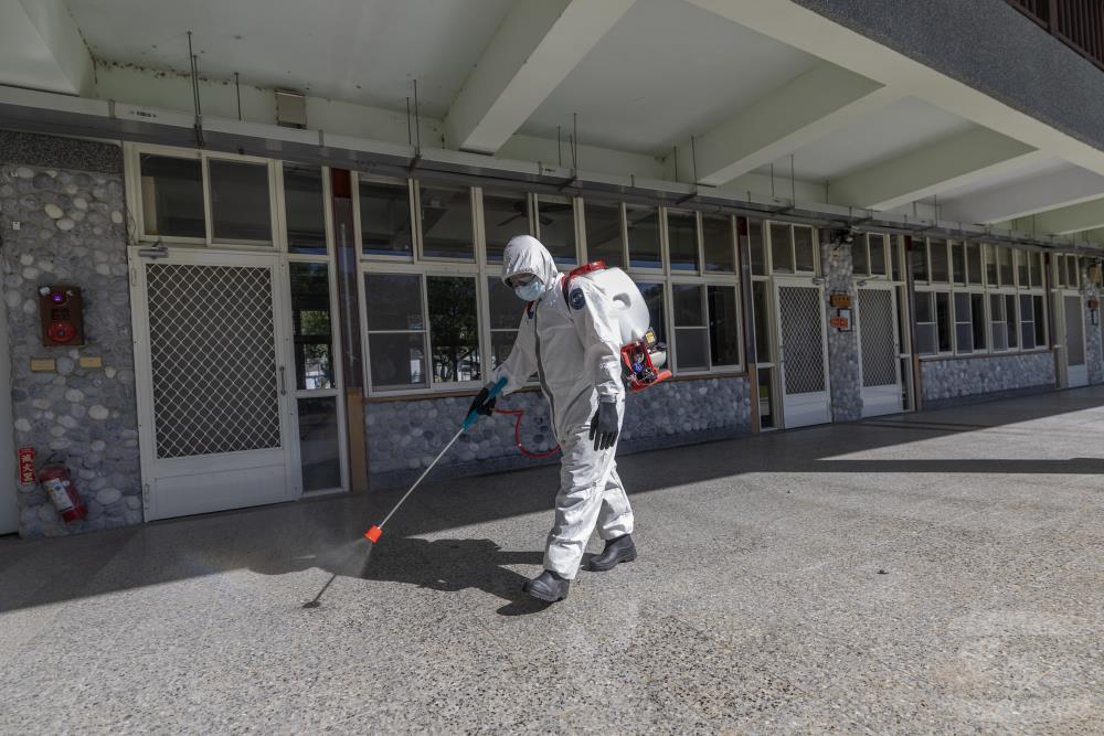 化學兵實施校園清消作業，讓師生安心返校。（青年日報提供）