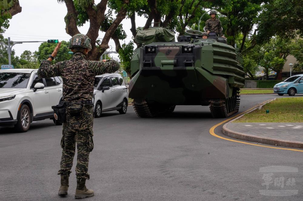 幹部引導AAV7兩棲突擊車停至定位。（軍聞社記者侯凱議攝）
