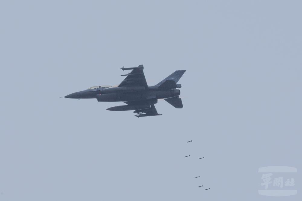 空軍F-16戰機投放BDU練習彈。（軍聞社記者林澤廷攝）