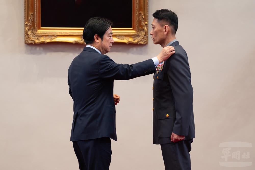 賴總統為申晋強少將授階。（軍聞社記者呂尚俞攝）