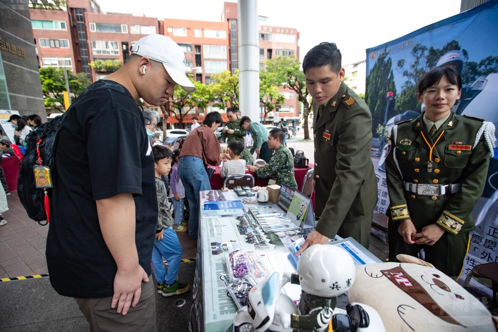 活動現場特別設置人才招募攤位。（軍聞社記者王茗生攝）