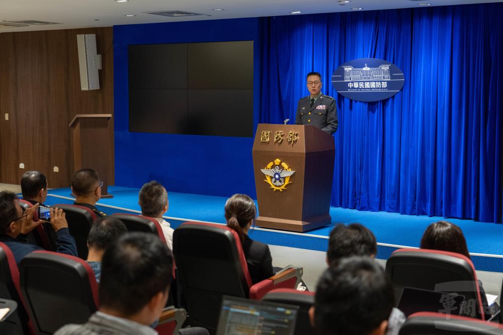 國防部軍事新聞處處長喬少將回應美國軍售議題。（軍聞社記者吳東昇攝）
