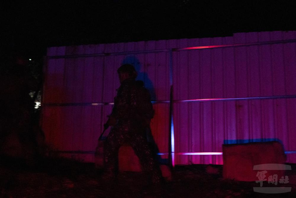 火支組率先前往警戒並佔領制高點。（軍聞社記者李恬恬攝）