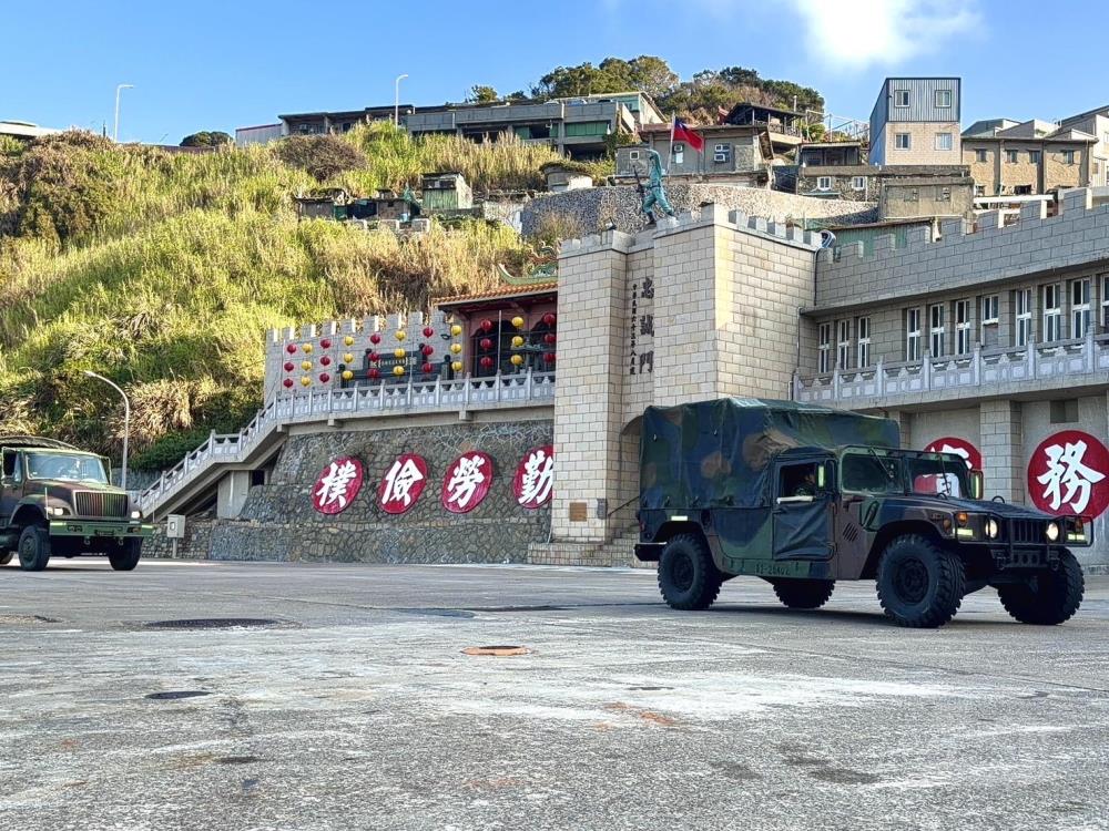 官兵採實兵實地方式強化應變能力，展現國軍守護家園的決心。（陸軍東引指揮部提供）