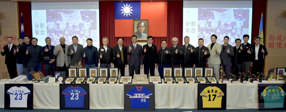 陳義信慨捐棒球文物　感念輔導會、榮工栽培