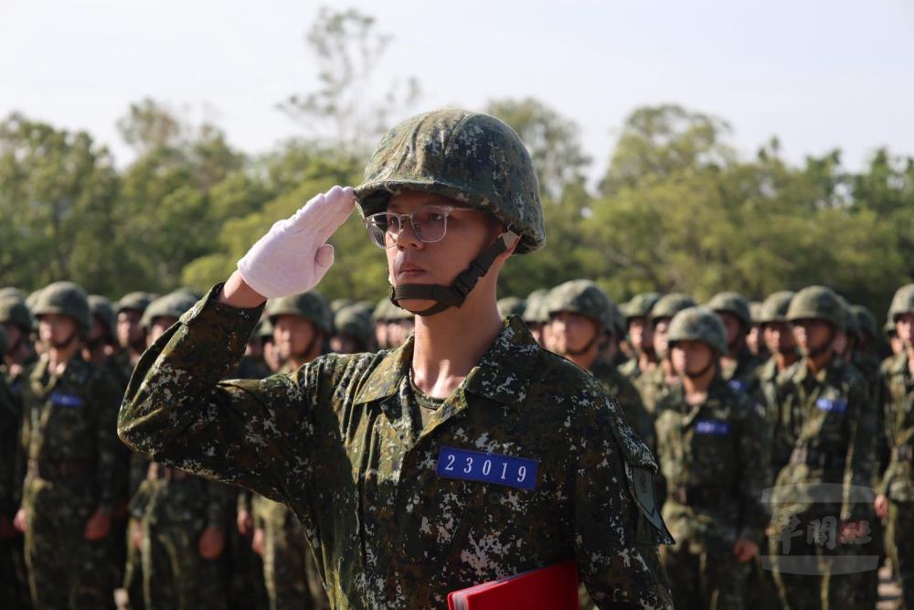 陸軍步兵203旅日前舉行開訓暨授槍典禮。(陸軍第八軍團提供) 陸軍步兵203旅日前舉行開訓暨授槍典禮。(陸軍第八軍團提供)