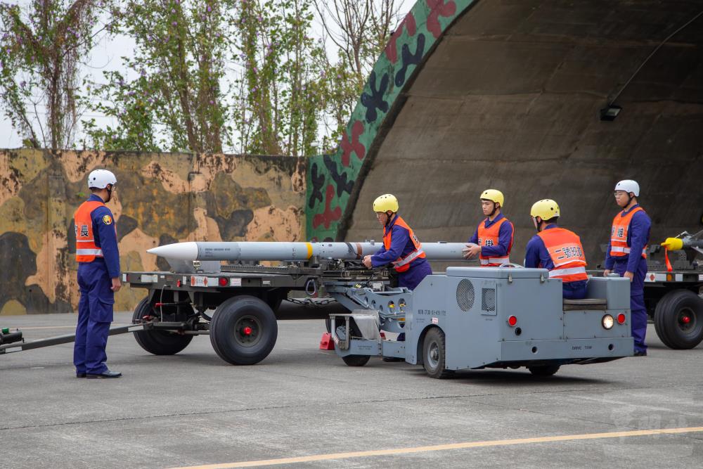 武掛人員駕駛掛彈車載運彈藥。（軍聞社記者王進福攝）
