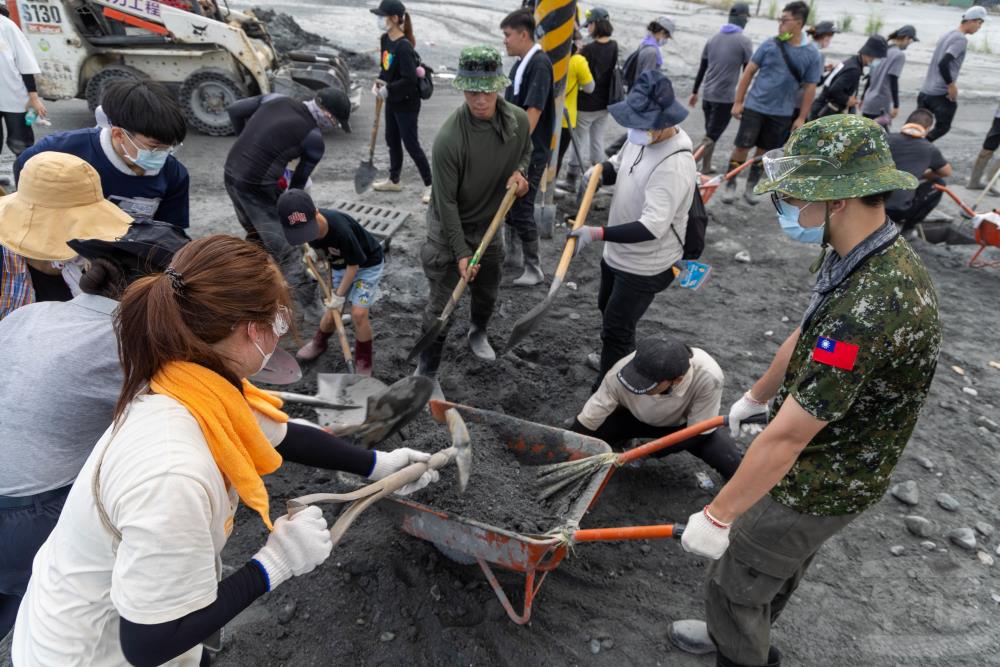 志工們以實際行動守護家園。（軍聞社記者蔡枋澐攝）