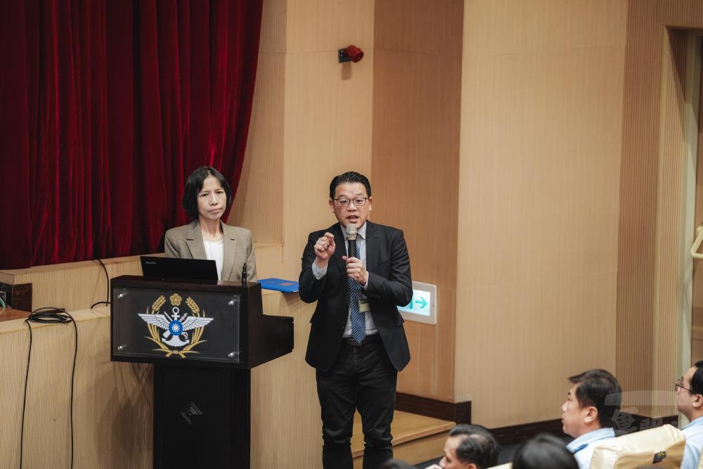 專案團隊進行課程說明，強化與會人員資料治理觀念。（軍聞社記者劉哲宇攝）