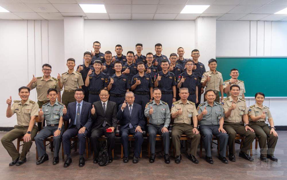敬軍團合影。（軍聞社記者吳柏融攝）