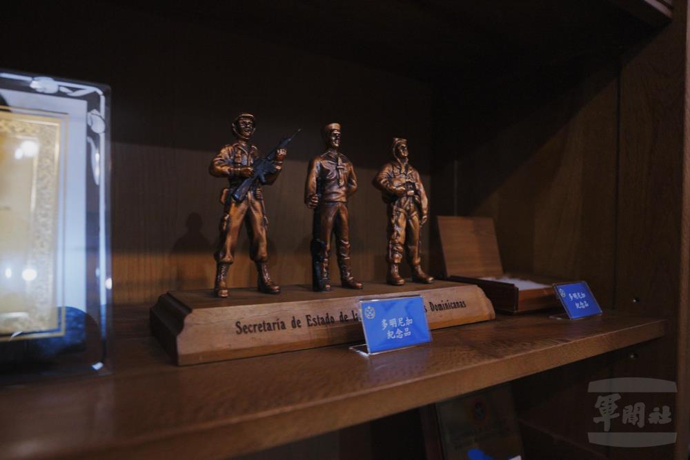 總司令文物區中展示的友邦致贈紀念品。（軍聞社記者陳傳奇攝）