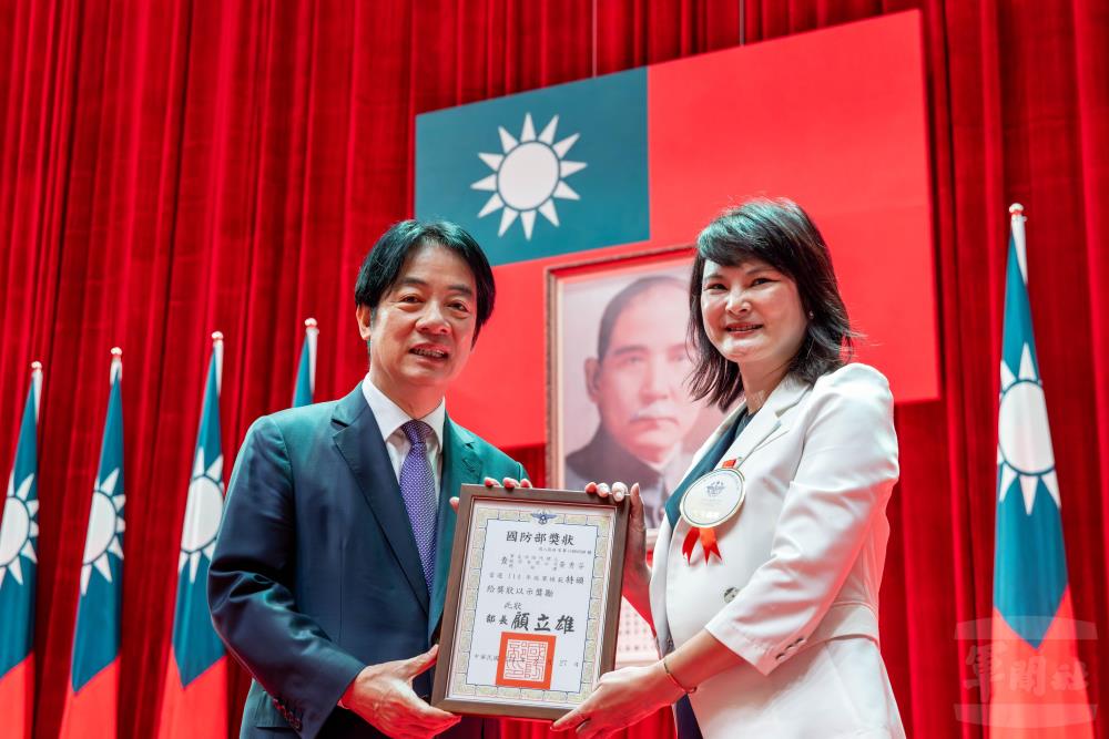 軍友保險公司總經理黃秀芬當選114年「敬軍模範」。（軍聞社記者蔡枋澐攝）