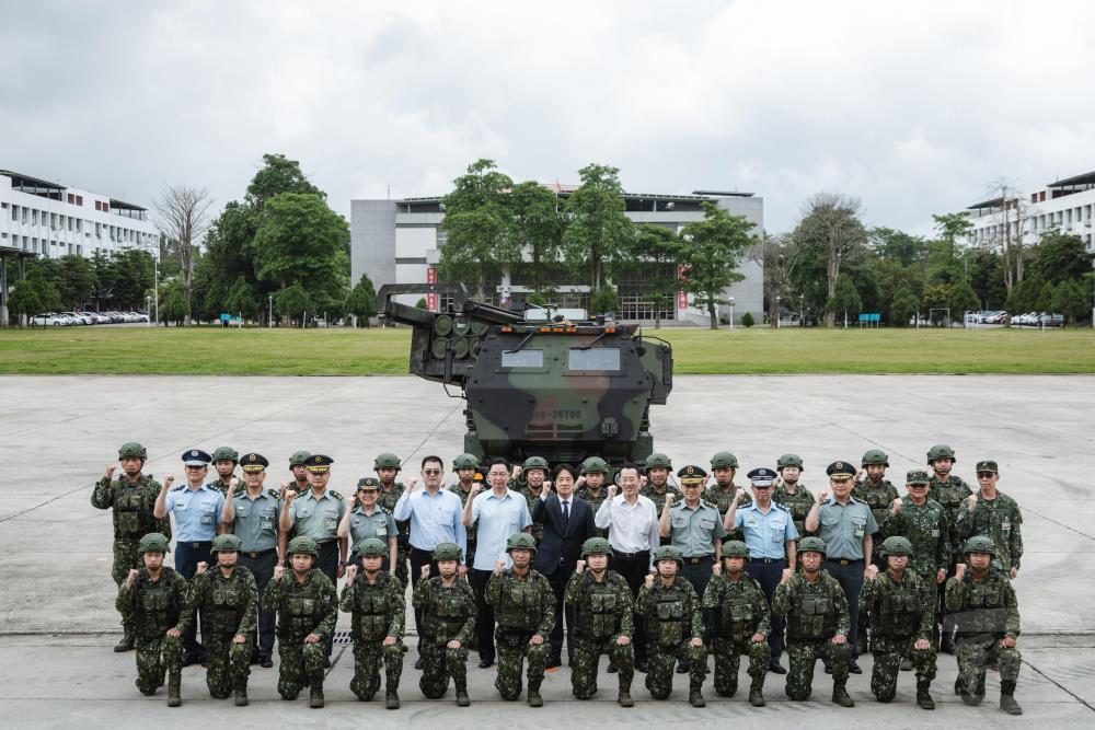 賴清德總統17日勗勉「陸軍砲兵第58指揮部」與官兵合影。(軍聞社記者吳柏融攝) 賴清德總統17日勗勉「陸軍砲兵第58指揮部」與官兵合影。(軍聞社記者吳柏融攝)