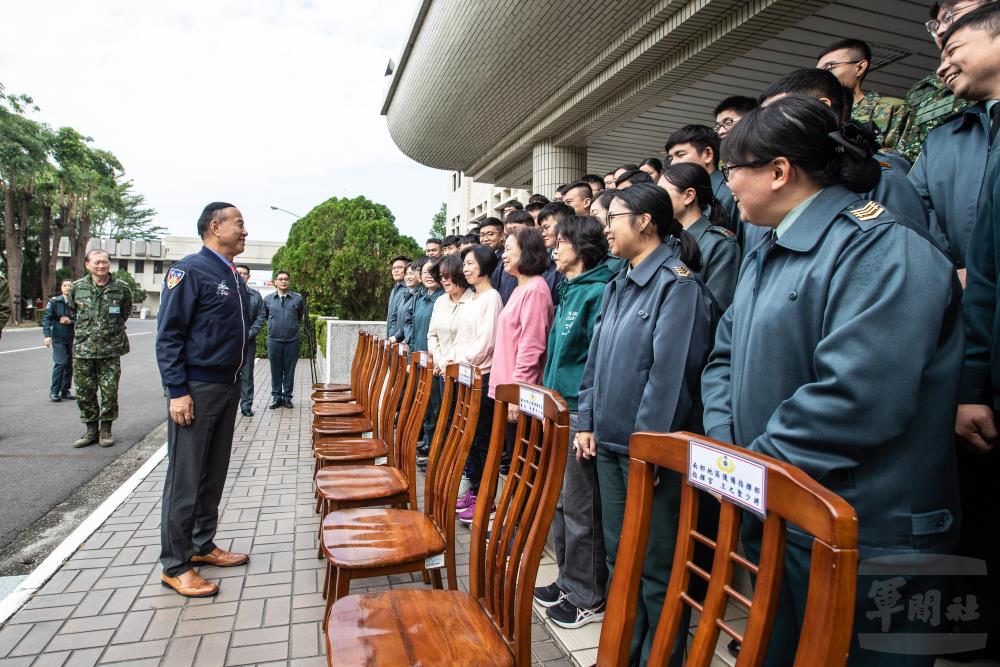 柏副部長慰問南部駐軍　提前祝賀佳節愉快