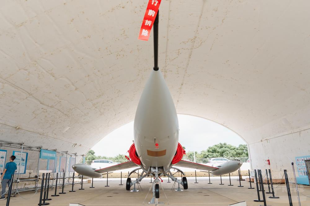 F-104戰鬥機重新拼裝塗漆，進駐場地內的機堡。（軍聞社記者呂尚俞攝）