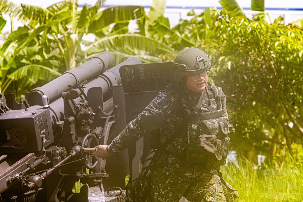 發射手拉動火繩，完成射擊。（軍聞社記者李恬恬攝）