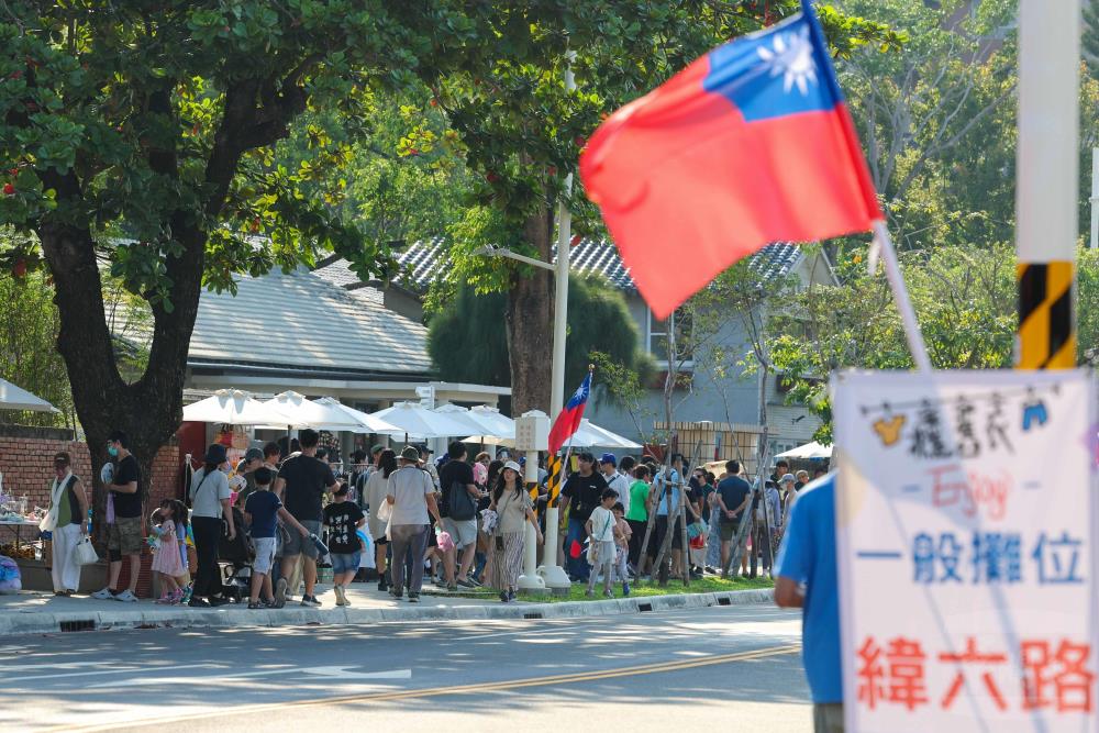 民眾熱情參與「左營建業新村」兩大主題市集活動。（軍聞社記者蔡枋澐攝）