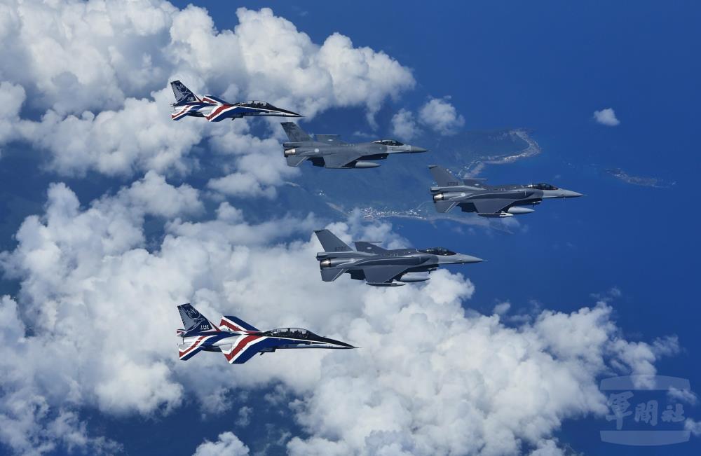 空軍伴飛首批兩架F-16 BLK 70抵臺